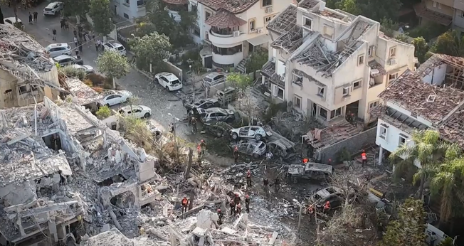 A localidade ficou destruída após a queda do míssil. (Foto: Reprodução/CBN News)