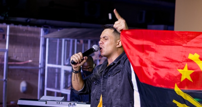 Matheus Grismaldi ora por Angola. (Foto: Arquivo pessoal)