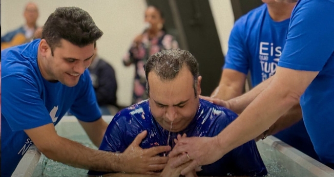 O batismo marcou o nascimento da primeira igreja da diáspora persa em SP. (Foto: Reprodução/Instagram/Junta de Missões Mundiais)