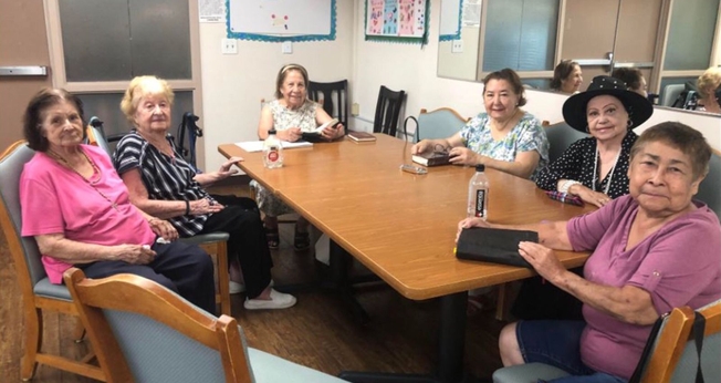 Flora Vergara ministrando a Bíblia. (Foto: Reprodução/AG News)