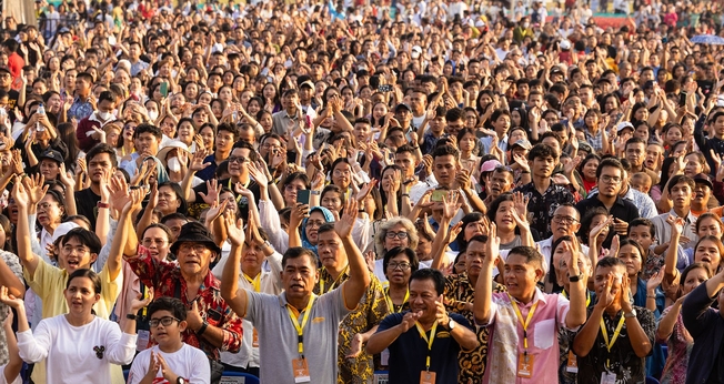 A multidão no evento evangelístico. (Foto: Reprodução/BGEA)
