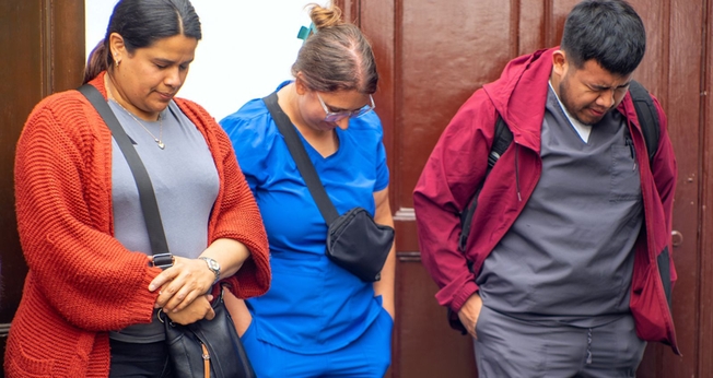 Membros da igreja e a equipe médica orando na clínica. (Foto: Reprodução/IMB)