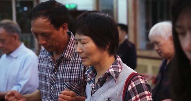 Apesar do aumento da perseguição, os cristãos permanecem fiéis. (Foto: Reprodução/CBN News)