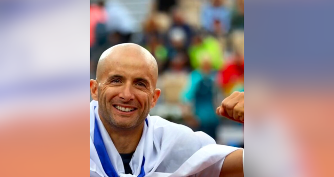 Guy Sasson faz história com vitória em duplas em Wimbledon. (Captura de tela/Instagram/ariacker)