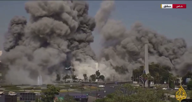 O bombardeio israelense atingiu as instalações do Ministério da Defesa do regime sírio em Damasco. (Captura de tela/Al Jazeera)