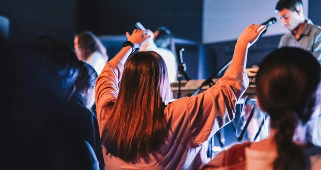 Jovens adorando Jesus. (Foto: Ilustração/Unsplash/Ethan Kowalski)