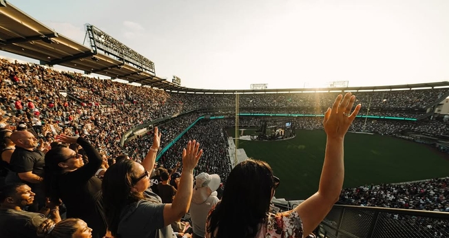 Cruzada Anual da Colheita lotou o Angel Stadium, na Califórnia. (Foto: Instagram/greglaurie)