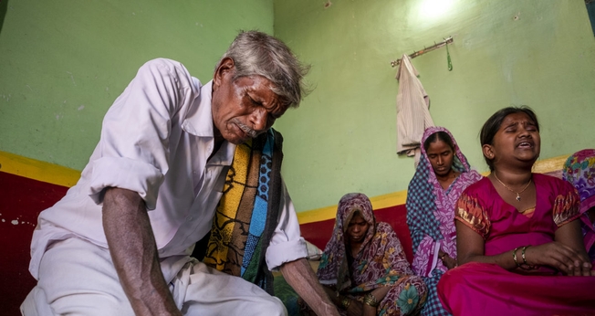 Homem indiano ora durante um culto em Bangalore, Índia. (Foto representativa: IMB)