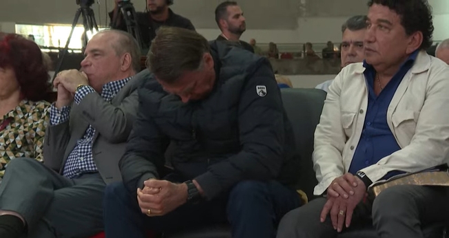 O ex-presidente Jair Bolsonaro se emociona em culto evangélico. (Captura de tela/YouTube/AFP)