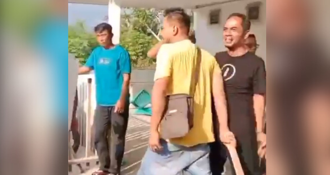 Agressores armados com paus na invasão da casa de oração. (Foto: AsiaNews)