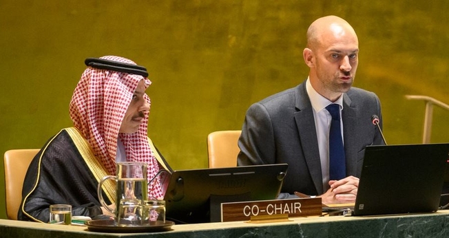 Ministros das Relações Exteriores Jean-Noël Barrot (à direita), da França, e o príncipe Faisal bin Farhan Al Saud, da Arábia Saudita, copresidentes da conferência. (Foto: ONU)