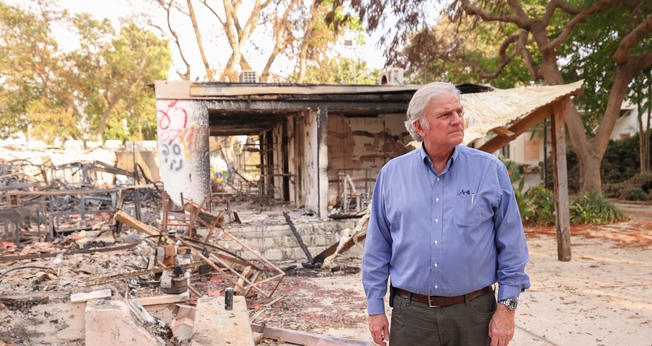 Franklin Graham visita uma comunidade israelense onde civis foram mortos na invasão do Hamas. (Foto: Samaritan's Purse)