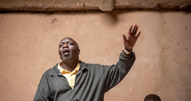 Um pastor Bafumbira ora durante um culto na Igreja Batista Ntamutindi em Kisoro, na República Democrática do Congo. (Foto ilustrativa: IMB)