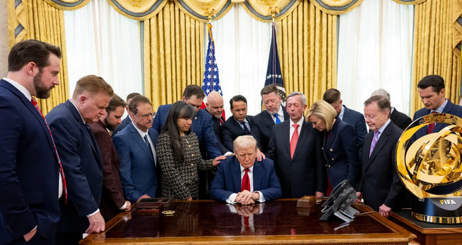 O presidente Donald Trump se une a líderes religiosos em oração. (Foto: The White House)