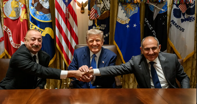 Donald Trump com Ilham Aliyev (à esq.) do Azerbaijão e Nikol Pashinyan da Armênia. (Foto: The White House)