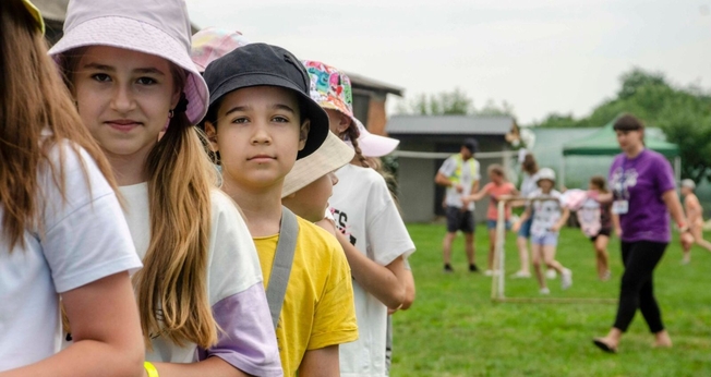 Crianças no acampamento. (Foto: Reprodução/Facebook/Mission Eurasia)