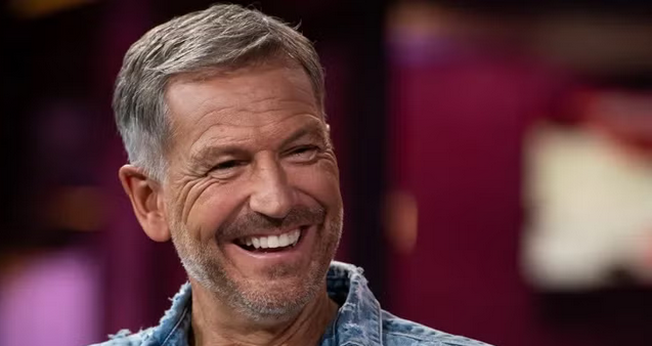 O pastor e escritor John Bevere. (Captura de tela/TBN)