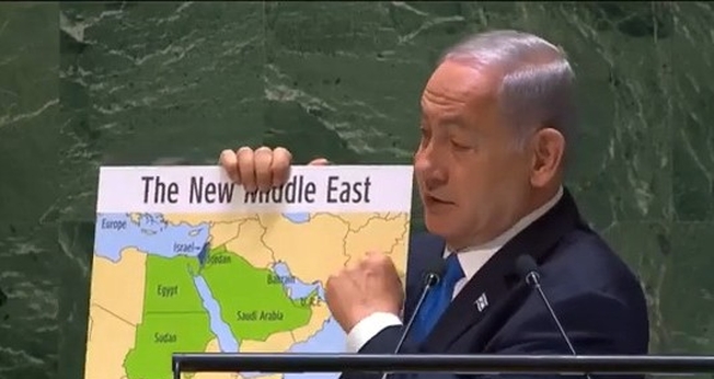 O primeiro-ministro israelense Benjamin Netanyahu exibe mapas na Assembleia Geral da ONU de 2024. (Captura de tela/YouTube/ONU)