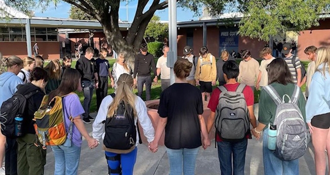 Os jovens evangelizando na comunidade. (Foto: Reprodução/AG News)
