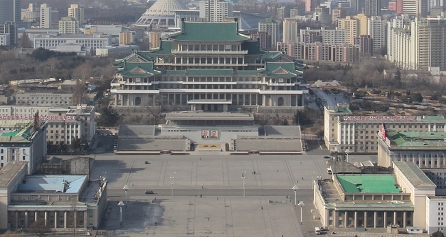 A Praça Kim Il-Sung, hoje palco de desfiles militares, antes abrigava casas de missionários e eventos religiosos. (Foto: Wikipedia)