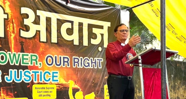 O Rev. Richard Howell discursa em manifestação contra a perseguição a cristãos em Nova Délhi. (Foto: Morning Star News)