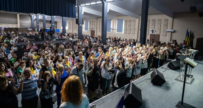 Centenas de pessoas se entregaram a Jesus. (Foto: Reprodução/Instagram/River Ministries)