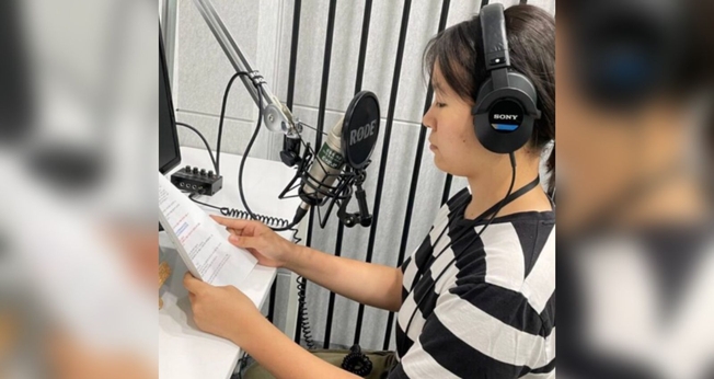 As transmissões de rádio são gravadas por locutores norte-coreanos. (Foto: Reprodução/Voz dos Mártires)