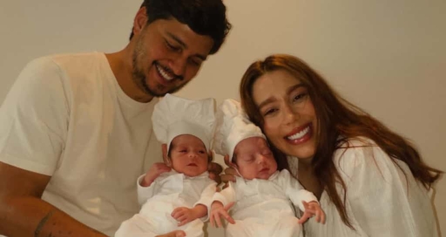 Julliany, o esposo Leo e os gêmeos. (Foto: Instagram/Julliany Souza).