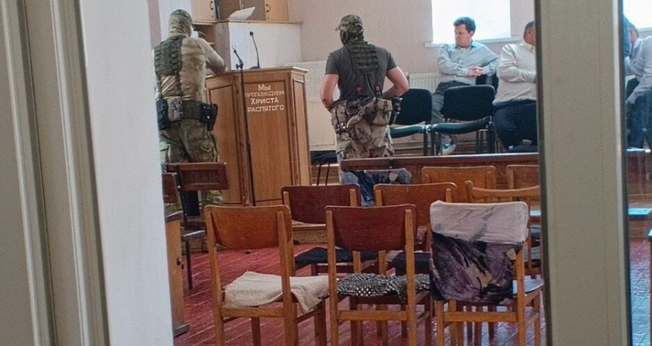 Polícia invade congregação batista ligada ao Conselho de Igrejas, em Sverdlovsk. (Foto: Conselho Batista de Igrejas)