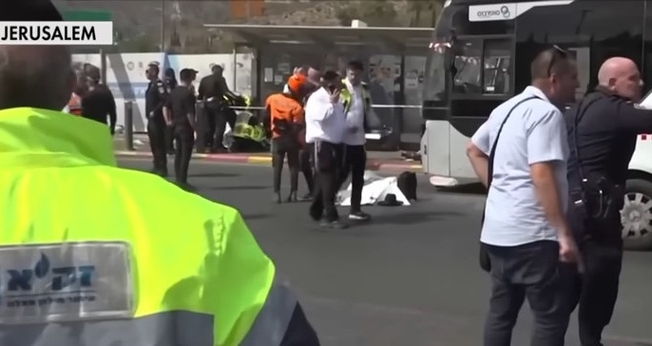 Equipes de segurança e emergência atuam em Ramot Junction, em Jerusalém, após ataque terrorista contra ônibus. (Captura de tela/YouTube/Fox News).