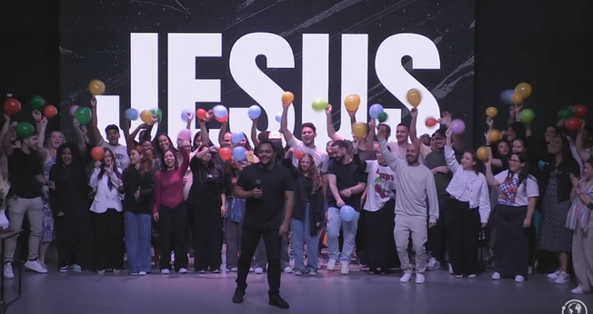Marcus Ferreira contando o testemunho na igreja. (Foto: Reprodução/YouTube/PIBCR Oficial)