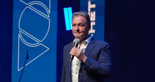 Leif Hetland em ministração no VOA 2025. (Foto: Global Awakening)