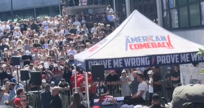 Charlie Kirk foi assassinado por um atirador. (Foto: Reprodução/YouTube/CNN Brasil).