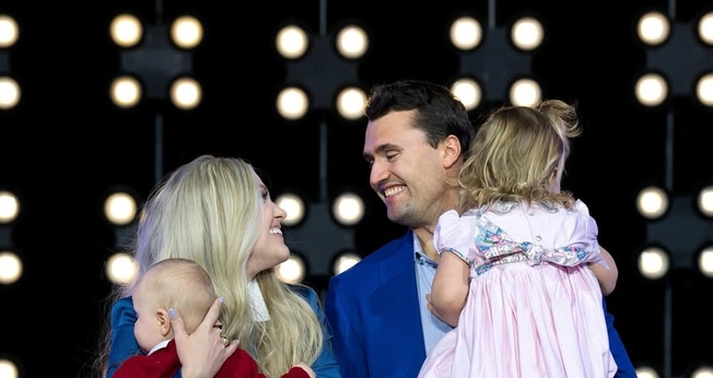 Charlie Kirk e família. (Foto: Instagram/charliekirk1776)
