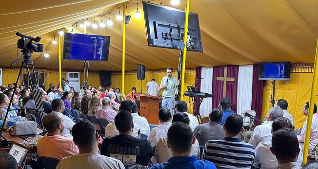 Willem Fiege pregou em um país perseguido do Oriente Médio. (Foto: Instagram/Willem Fiege).