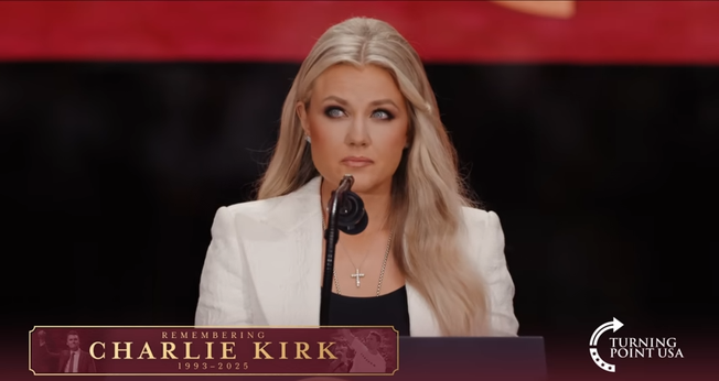 Erika Kirk durante seu discurso no funeral de Charlie Kirk, em Glendale, Arizona. (Captura de tela/YouTube/Turning Point USA)
