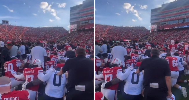 Os times orando no campo. (Foto: Reprodução/Instagram/College Football U)