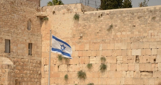 Bandeira de Israel em destaque no Muro das Lamentações. (Foto: Pexels)