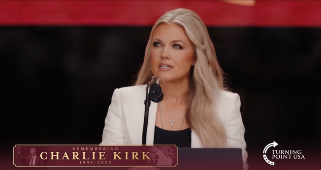 Erika Kirk durante seu discurso no funeral de Charlie Kirk, em Glendale, Arizona. (Captura de tela/YouTube/Turning Point USA)
