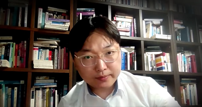 YoungHoon Kim durante declaração em que anunciou o compromisso de plantar igrejas em todo o mundo. (Captura de tela/X/ @yhbryankimiq)