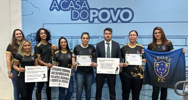 Equipe de futebol feminino Leoas CG recebe Moção de Apoio entregue pelo vereador Rafael Tavares (PL). (Foto: Luiz Gustavo/Câmara Municipal de Campo Grande)