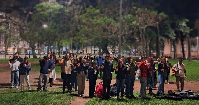 Os estudantes realizaram o culto em uma praça em frente à UFRGS. (Foto: REDE UFRGS).