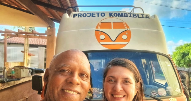 Roberta e Eliel Marins, do Projeto Kombíblia. (Foto: Projeto Kombíblia)