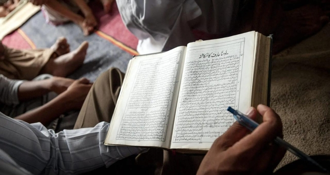 Cristão paquistanês lendo a Bíblia. (Foto: Reprodução/IMB)