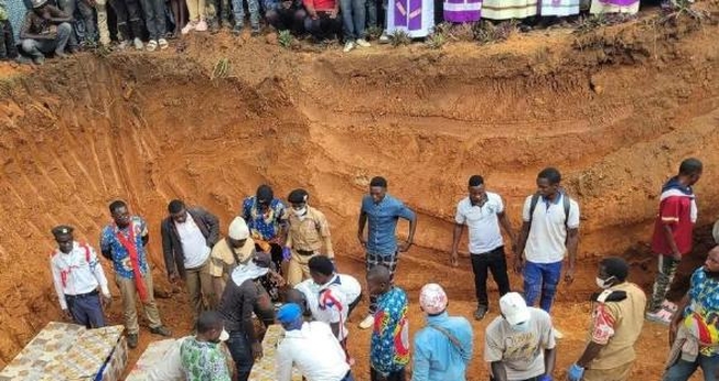 Enterro em massa para as vítimas de um ataque do Estado Islâmico na Província da África Central a uma igreja em Komanda, Província de Ituri, em agosto. (Foto: Barnabas Aid)