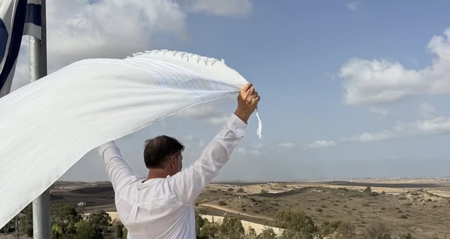 Joel Engel durante oração na fronteira entre Israel e Gaza. (Foto: Ministério Engel)