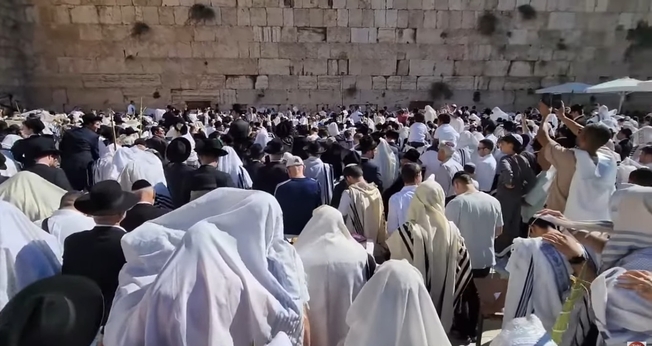 Milhares de judeus participaram da cerimônia de bênção sacerdotal no Muro das Lamentações. (Foto: Reprodução/YouTube/The Holy Land, by Zahi Shaked).