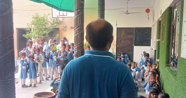 Shamshad Masih ministrando a crianças. (Foto: Arquivo pessoal cedido ao Guiame)