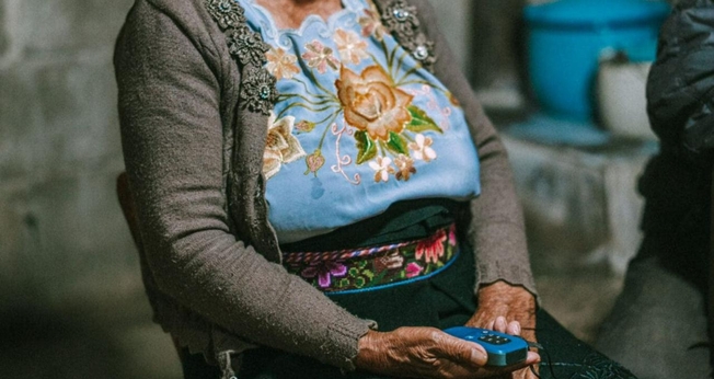 Juanita com a Bíblia em áudio nas mãos. (Foto: Reprodução/Global Christian Relief)