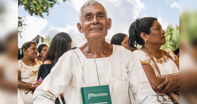 Idoso com a Bíblia em sua língua. (Foto: Ilustração/Christian Aid Mission)